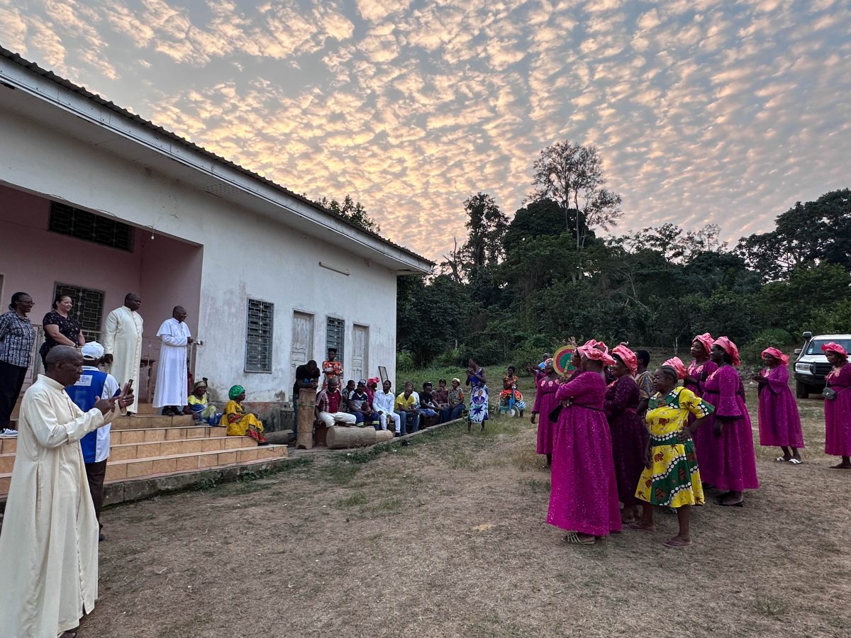 L'accueil traditionnel des Africains comprend des célébrations joyeuses et la remise de nombreux cadeaux. Les femmes de Pan-Makak, à l'est de Yaoundé, ont dansé sur le chemin du village dans leurs robes rose vif pour accueillir les visiteurs.