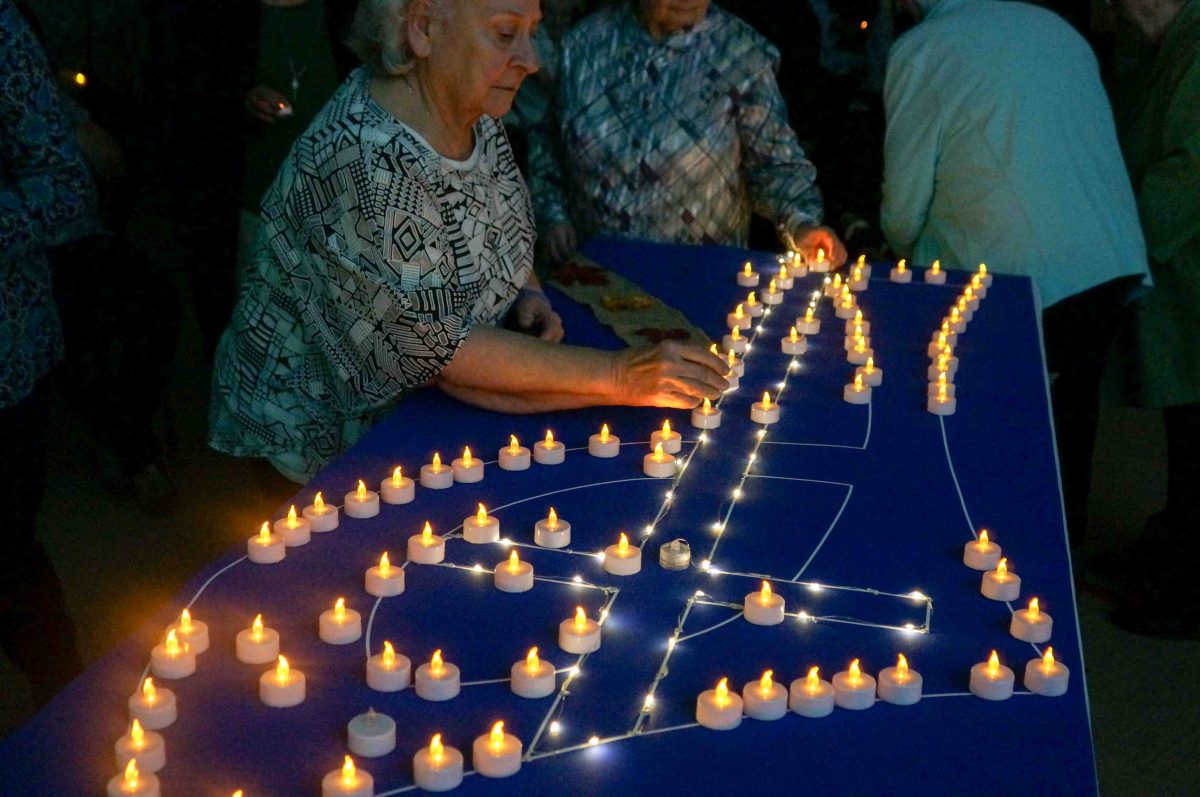 Una hermana encendiendo una vela  
