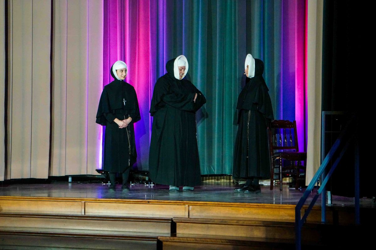 Actores vestidos de monjas con ropa de época