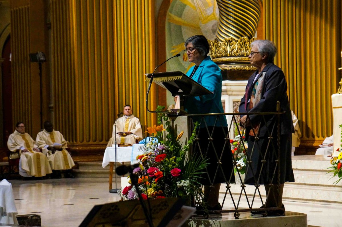Dos hermanas hablan a una congregación