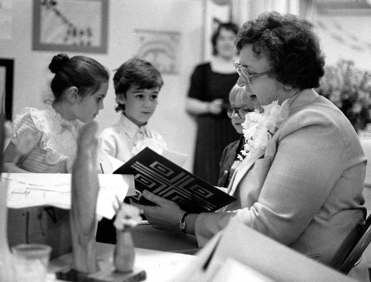 les enfants offrent un cadeau à une femme