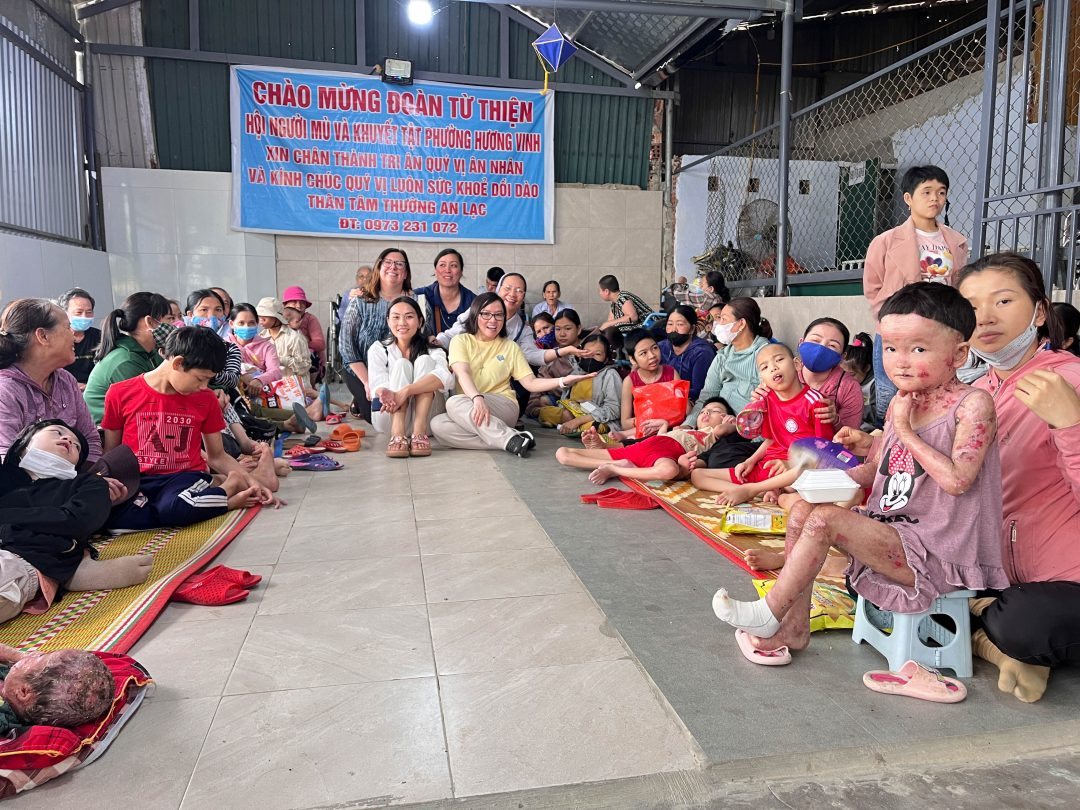 Una foto de grupo en la que aparecen religiosas ministrantes y niños.