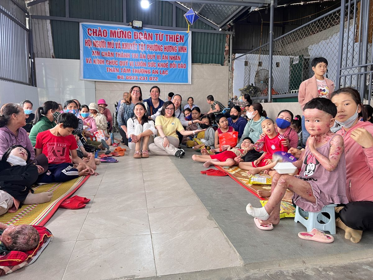 Photo de groupe représentant des religieuses et des enfants.