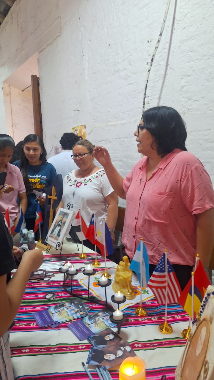 Dos monjas guían a un grupo de jóvenes.