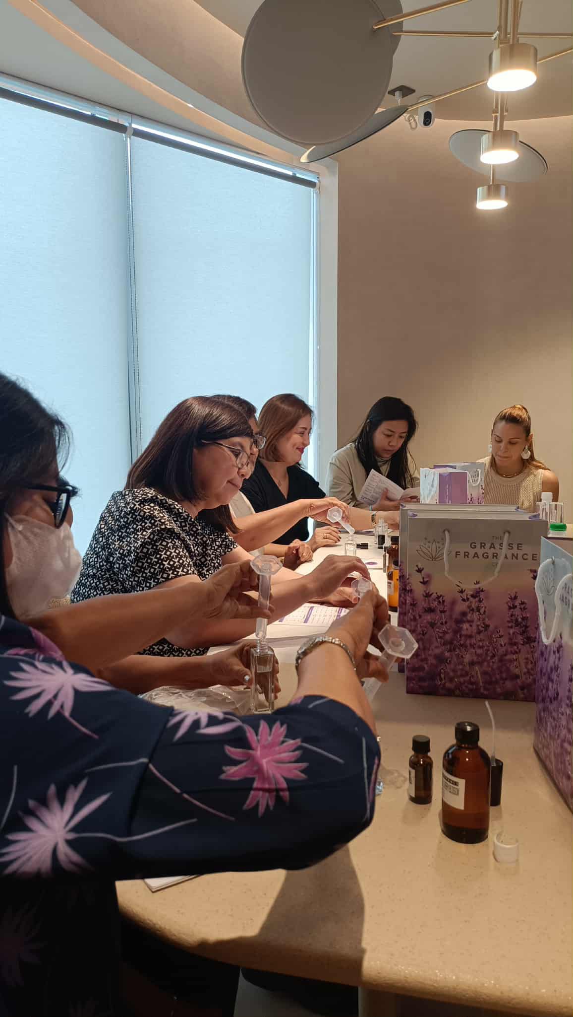 Un grupo participa en una sesión de elaboración de perfumes.