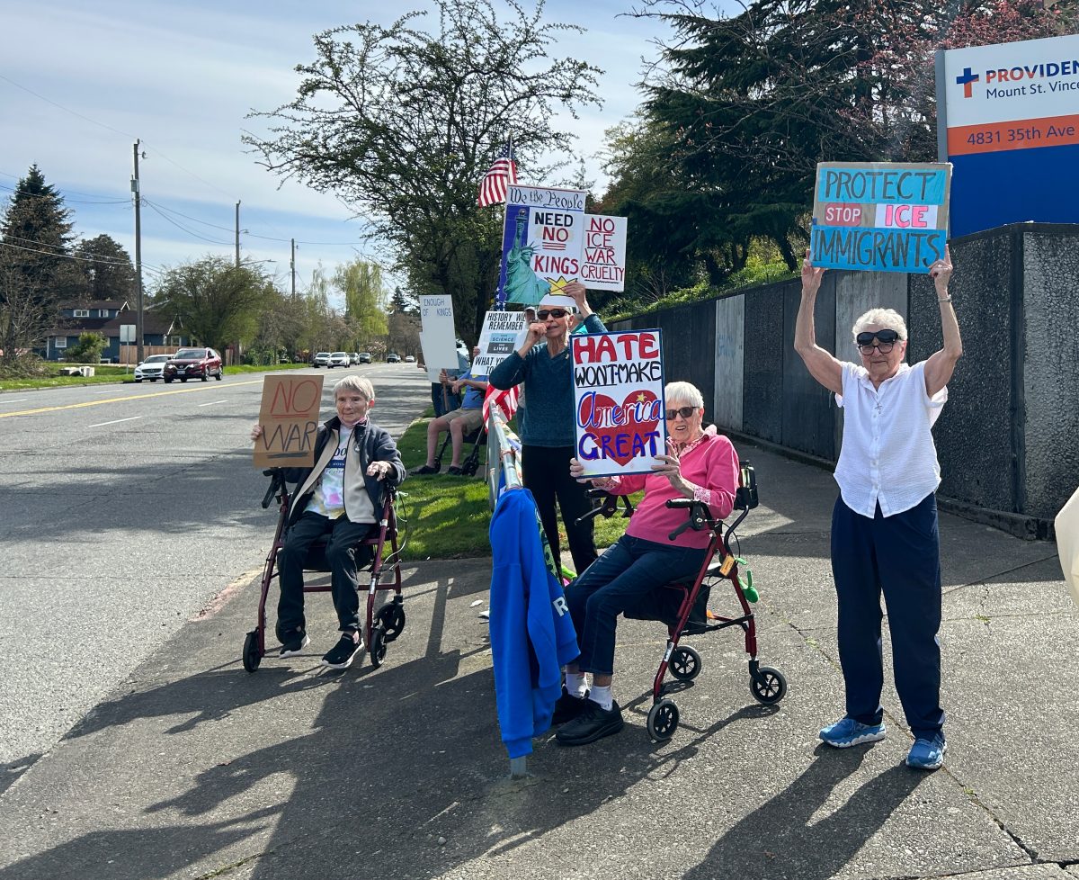 Un grupo organiza una manifestación junto a una carretera local.