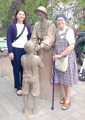 Dos Hermanas de la Providencia posan junto a una estatua en el Hospital Infantil del Centro Médico del Sagrado Corazón, en Spokane.