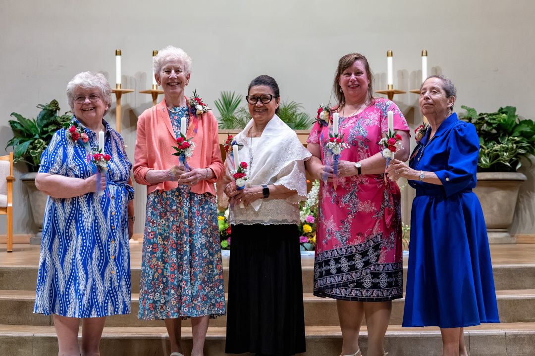 Les jubilaires des Sœurs de la Providence posent ensemble.