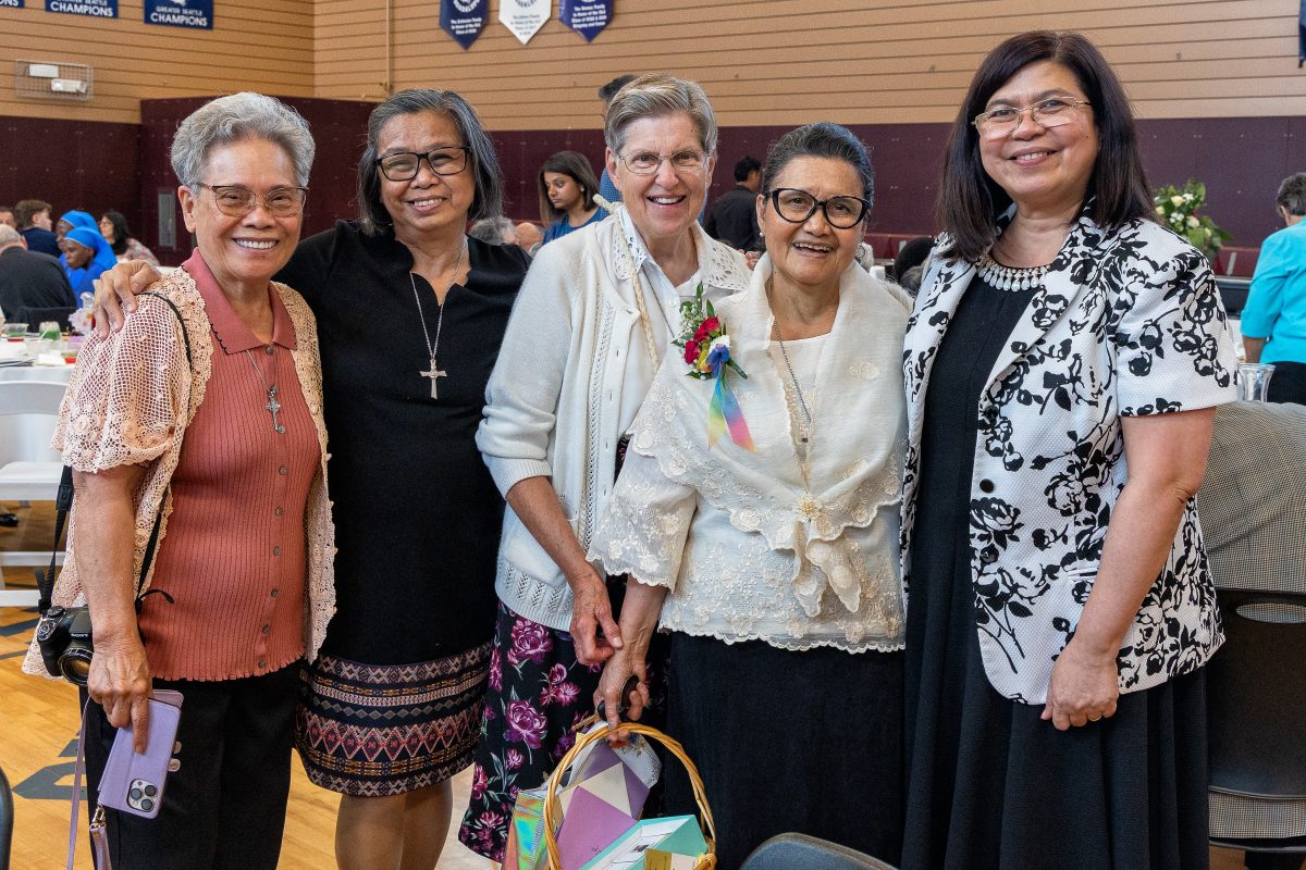 Las Hermanas de la Providencia posan para una foto durante una celebración.