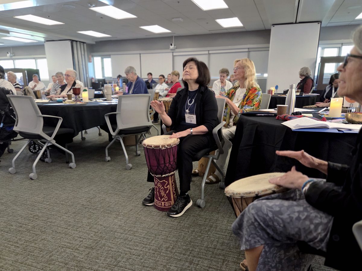 Une Sœur de la Providence participe à un exercice de percussions.