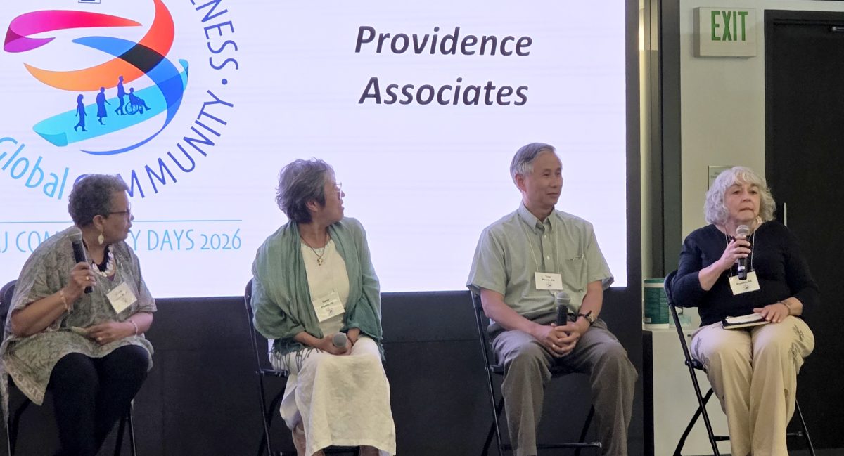 Un groupe de membres de Providence Associates sur scène lors des Community Days 2026.