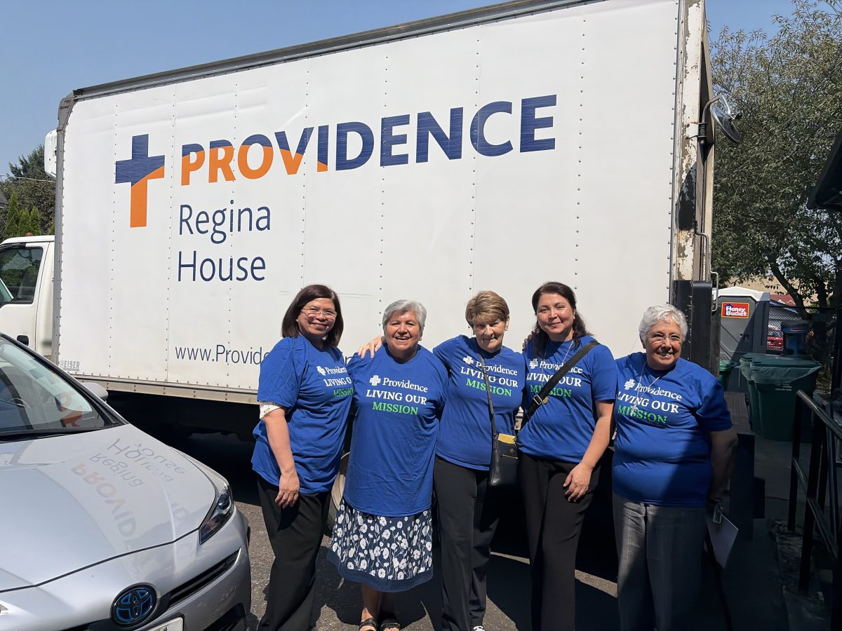 Las Hermanas de la Providencia colaboran en un banco de alimentos y ropa.