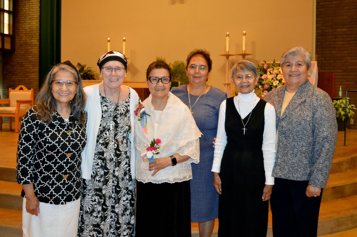 Seis Hermanas de la Providencia posan juntas.