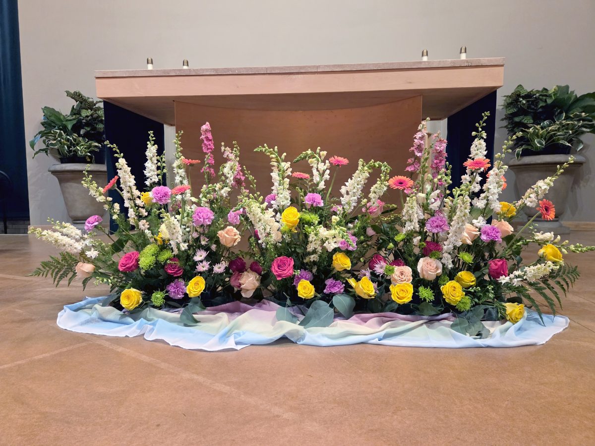 Un arreglo floral dentro de una iglesia católica.