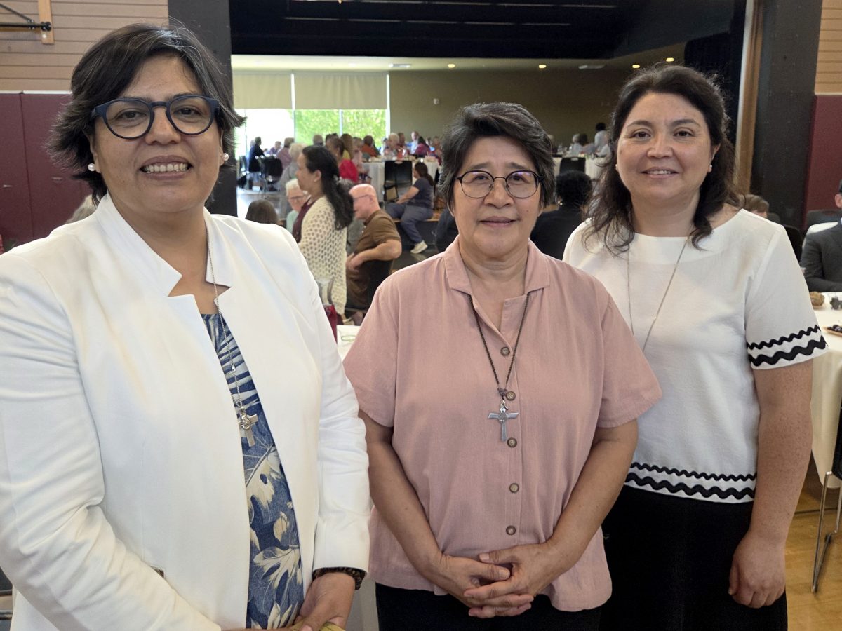 Las Hermanas de la Providencia Marcia Gatica, Marita Capili y Lorena González posan juntas.
